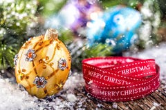 bakgrundsjulen stänger upp röd tid Lyxig guld- lilablåttjul klumpa ihop sig och garnering Rött band med lycklig jul för text royaltyfria foton bakgrundsjulen stänger upp röd tid Lyxig guld- lilablåttjul klumpa ihop sig och garnering Rött band med lycklig jul för text royaltyfria foton