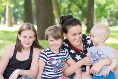 bakgrundspojke som omfamnar familjfaderflickan hans små fru för damm för manmoderpark royaltyfri bild bakgrundspojke som omfamnar familjfaderflickan hans små fru för damm för manmoderpark royaltyfri bild