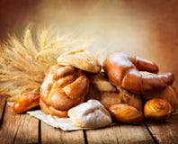 Bakkerijbrood op een Houten Lijst Stock Foto Bakkerijbrood op een Houten Lijst Stock Foto