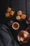Baklava tradizionale turca del dessert con tè su fondo scuro Dessert fresco e sano immagini stock Baklava tradizionale turca del dessert con tè su fondo scuro Dessert fresco e sano immagini stock