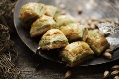 Baklava- und Kiefernnüsse lizenzfreies stockbild Baklava- und Kiefernnüsse lizenzfreies stockbild