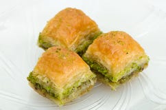 Baklava z pistacją na białym tle Zdjęcia Stock Baklava z pistacją na białym tle Zdjęcia Stock
