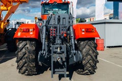 Bakre sikt av den moderna jordbruks- traktoren Hydraulisk hake Hydraulisk lyftande ram arkivfoton Bakre sikt av den moderna jordbruks- traktoren Hydraulisk hake Hydraulisk lyftande ram arkivfoton