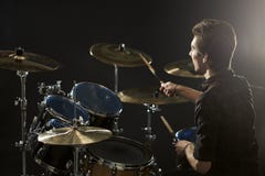 Bakre sikt av handelsresanden Playing Drum Kit In Studio arkivbilder Bakre sikt av handelsresanden Playing Drum Kit In Studio arkivbilder