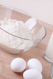 Bakselingrediënten in de keuken royalty-vrije stock afbeeldingen Bakselingrediënten in de keuken royalty-vrije stock afbeeldingen