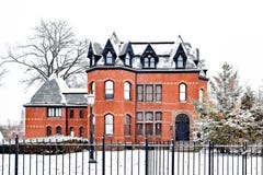 Baksteen Victoriaans Gotisch Huis in de Winter royalty-vrije stock afbeelding Baksteen Victoriaans Gotisch Huis in de Winter royalty-vrije stock afbeelding
