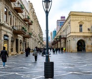 Baku Azerbejdżan, Kwiecień, - 13, 2019: Ludzie chodzi na Nizami ulicie obrazy royalty free Baku Azerbejdżan, Kwiecień, - 13, 2019: Ludzie chodzi na Nizami ulicie obrazy royalty free