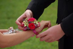 Bal data ono ślizga się na nadgarstku corsage obraz royalty free Bal data ono ślizga się na nadgarstku corsage obraz royalty free