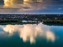 Balatonfuzfo, Hungría - vista aérea del puerto deportivo del yate de Balatonfuzfo en la puesta del sol con las nubes hermosas y l imagen de archivo libre de regalías Balatonfuzfo, Hungría - vista aérea del puerto deportivo del yate de Balatonfuzfo en la puesta del sol con las nubes hermosas y l imagen de archivo libre de regalías