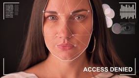 Balayage futuriste et technologique du visage d'une belle femme pour la reconnaissance faciale et de la personne balayée Balayage futuriste et technologique du visage d'une belle femme pour la reconnaissance faciale et de la personne balayée