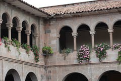 Balcon avec des fleurs dans Cusco, Pérou image libre de droits Balcon avec des fleurs dans Cusco, Pérou image libre de droits