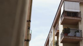 Balcões da construção viva moderna na rua da estância turística vídeos de arquivo Balcões da construção viva moderna na rua da estância turística vídeos de arquivo