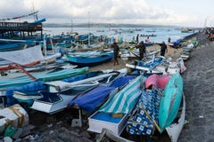 BALI/INDONESIA- 15 DE MAIO DE 2019: Alguns pescadores moviam seus barcos para a terra na praia de Kelan, Tuban, Bali Quando não f imagem de stock BALI/INDONESIA- 15 DE MAIO DE 2019: Alguns pescadores moviam seus barcos para a terra na praia de Kelan, Tuban, Bali Quando não f imagem de stock