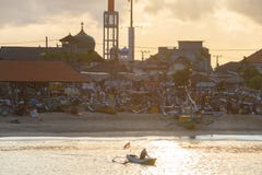 BALI/INDONESIA- 15 MAI 2019 : l'atmosph?re du port de Jimbaran, le centre de p?che dans Bali quand le soleil de matin se l?ve ave photographie stock BALI/INDONESIA- 15 MAI 2019 : l'atmosph?re du port de Jimbaran, le centre de p?che dans Bali quand le soleil de matin se l?ve ave photographie stock