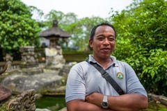 Bali, Indonesia - 22 marzo 2018: Un driver di Bali che sorride alla macchina fotografica al tempio di Batuan immagine stock Bali, Indonesia - 22 marzo 2018: Un driver di Bali che sorride alla macchina fotografica al tempio di Batuan immagine stock