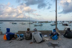BALI/INDONESIA-MAY 15 2019: Na pogodnym i nieznacznie chmurnym dniu, niektóre ludzie wydają ich weekend z połowem S? obrazy stock BALI/INDONESIA-MAY 15 2019: Na pogodnym i nieznacznie chmurnym dniu, niektóre ludzie wydają ich weekend z połowem S? obrazy stock