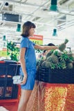 BALI, INDONESIA - 2 OTTOBRE 2017: Giovane donna alla galleria di Bali del supermercato, isola di Bali, Indonesia fotografia stock BALI, INDONESIA - 2 OTTOBRE 2017: Giovane donna alla galleria di Bali del supermercato, isola di Bali, Indonesia fotografia stock