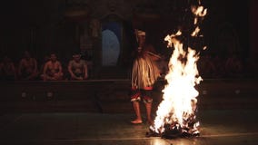 Bali, Indonezja Fabruary 3, 2018: Balijczyka Kecak taniec, znać jako Ramayana małpy skandowanie przy świątynią wewnątrz Pożarnicz zbiory wideo Bali, Indonezja Fabruary 3, 2018: Balijczyka Kecak taniec, znać jako Ramayana małpy skandowanie przy świątynią wewnątrz Pożarnicz zbiory wideo