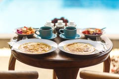 Balinesefrukost på trätabellen royaltyfria foton Balinesefrukost på trätabellen royaltyfria foton
