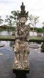 Balinesemytologibeskyddande och krigarestaty på Bali Stenstaty i tropisk trädgård på den Bali ön royaltyfri foto Balinesemytologibeskyddande och krigarestaty på Bali Stenstaty i tropisk trädgård på den Bali ön royaltyfri foto