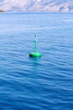 Balise verte flottant en mer photos libres de droits Balise verte flottant en mer photos libres de droits
