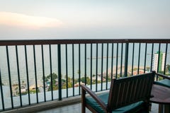 Balkongsikt som ser ett hav och en himmel på Hua-Hin, Thailand fotografering för bildbyråer Balkongsikt som ser ett hav och en himmel på Hua-Hin, Thailand fotografering för bildbyråer