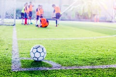 Ball auf grünem künstlichem Rasen an der Ecke des Fußballplatzes mit b lizenzfreies stockbild Ball auf grünem künstlichem Rasen an der Ecke des Fußballplatzes mit b lizenzfreies stockbild