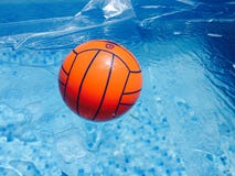 Ball im Swimmingpool Ball im Swimmingpool