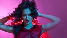 Ballare del fatale di Femme, ritratto in studio con colore di tonalità, blu e rosso luminoso fotografia stock libera da diritti Ballare del fatale di Femme, ritratto in studio con colore di tonalità, blu e rosso luminoso fotografia stock libera da diritti