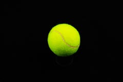 Balle de tennis D'isolement Fermez-vous vers le haut du vert image stock Balle de tennis D'isolement Fermez-vous vers le haut du vert image stock