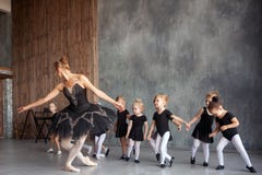 Ballerina unterrichten Mädchen lizenzfreies stockfoto Ballerina unterrichten Mädchen lizenzfreies stockfoto