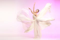 Ballerina Νέος χαριτωμένος θηλυκός χορευτής μπαλέτου που χορεύει πέρα από το ρόδινο στούντιο Ομορφιά του κλασικού μπαλέτου στοκ φωτογραφίες Ballerina Νέος χαριτωμένος θηλυκός χορευτής μπαλέτου που χορεύει πέρα από το ρόδινο στούντιο Ομορφιά του κλασικού μπαλέτου στοκ φωτογραφίες
