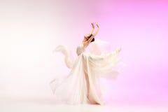 Ballerina Νέος χαριτωμένος θηλυκός χορευτής μπαλέτου που χορεύει πέρα από το ρόδινο στούντιο Ομορφιά του κλασικού μπαλέτου στοκ εικόνα με δικαίωμα ελεύθερης χρήσης Ballerina Νέος χαριτωμένος θηλυκός χορευτής μπαλέτου που χορεύει πέρα από το ρόδινο στούντιο Ομορφιά του κλασικού μπαλέτου στοκ εικόνα με δικαίωμα ελεύθερης χρήσης