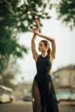 Ballerina που χορεύει στα πλαίσια της οδού πόλεων στοκ εικόνες Ballerina που χορεύει στα πλαίσια της οδού πόλεων στοκ εικόνες