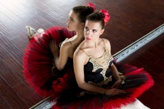 Ballerina πρόβας στην αίθουσα Ελαφρύ άσπρο δωμάτιο, ξύλινο πάτωμα, μεγάλοι καθρέφτες Ballerina που απεικονίζεται στον καθρέφτη στοκ εικόνα με δικαίωμα ελεύθερης χρήσης Ballerina πρόβας στην αίθουσα Ελαφρύ άσπρο δωμάτιο, ξύλινο πάτωμα, μεγάλοι καθρέφτες Ballerina που απεικονίζεται στον καθρέφτη στοκ εικόνα με δικαίωμα ελεύθερης χρήσης
