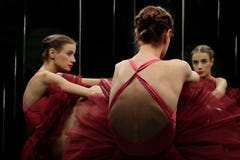 Ballerinadansare som ser spegeln royaltyfri foto Ballerinadansare som ser spegeln royaltyfri foto