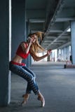 Ballerinatanzen mit einem Handy Straßenleistung lizenzfreies stockfoto Ballerinatanzen mit einem Handy Straßenleistung lizenzfreies stockfoto