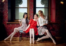 Ballerine allegre di modo caucasico in un tè bevente di posa Immagini Stock Ballerine allegre di modo caucasico in un tè bevente di posa Immagini Stock