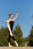 Ballerine dansant dehors image stock Ballerine dansant dehors image stock