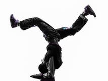 Ballerino acrobatico hip-hop della rottura che breakdancing verticale del giovane immagini stock libere da diritti Ballerino acrobatico hip-hop della rottura che breakdancing verticale del giovane immagini stock libere da diritti