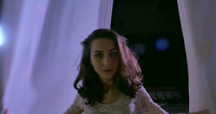 Ballerino della donna su seta aerea bianca, distorsione aerea sparisce archivi video Ballerino della donna su seta aerea bianca, distorsione aerea sparisce archivi video