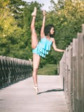 Ballet latin de danse de femme en parc images libres de droits Ballet latin de danse de femme en parc images libres de droits