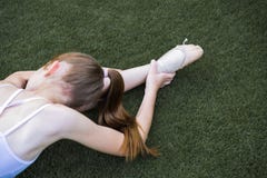 Ballett, das in das Gras ausdehnt stockbild Ballett, das in das Gras ausdehnt stockbild