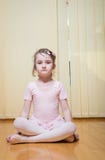 Balletto di pratica della bambina fotografia stock Balletto di pratica della bambina fotografia stock