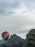 Ballon à air en montagne photographie stock libre de droits Ballon à air en montagne photographie stock libre de droits