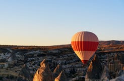Ballong för varm luft som flyger över dalen på soluppgång cappadocia kalkon royaltyfri fotografi Ballong för varm luft som flyger över dalen på soluppgång cappadocia kalkon royaltyfri fotografi