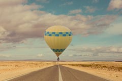 Ballong för varm luft över öken och vägen arkivbilder Ballong för varm luft över öken och vägen arkivbilder