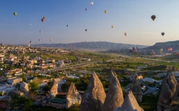 Ballonger för varm luft på soluppgång som flyger över Goreme Cappadocia Turkiet arkivfoton Ballonger för varm luft på soluppgång som flyger över Goreme Cappadocia Turkiet arkivfoton