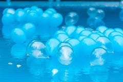 Ballons bleus dans la piscine d'eau photographie stock libre de droits Ballons bleus dans la piscine d'eau photographie stock libre de droits