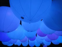 Ballons bleus flottant dans une chambre noire de calmer l'humeur photo libre de droits Ballons bleus flottant dans une chambre noire de calmer l'humeur photo libre de droits